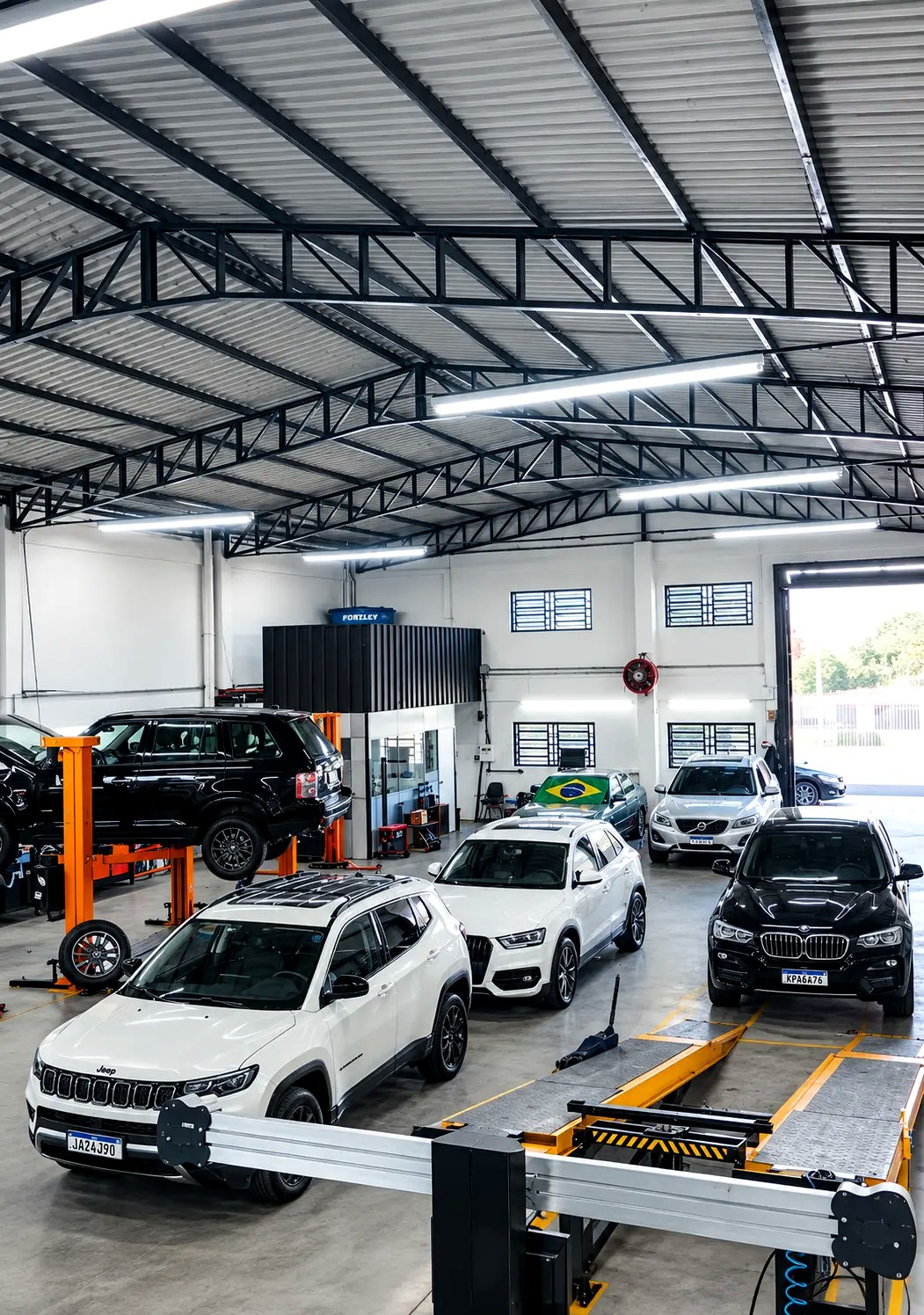 Galpão da ArtecSul Centro Automotivo com veículos aguardando manutenção